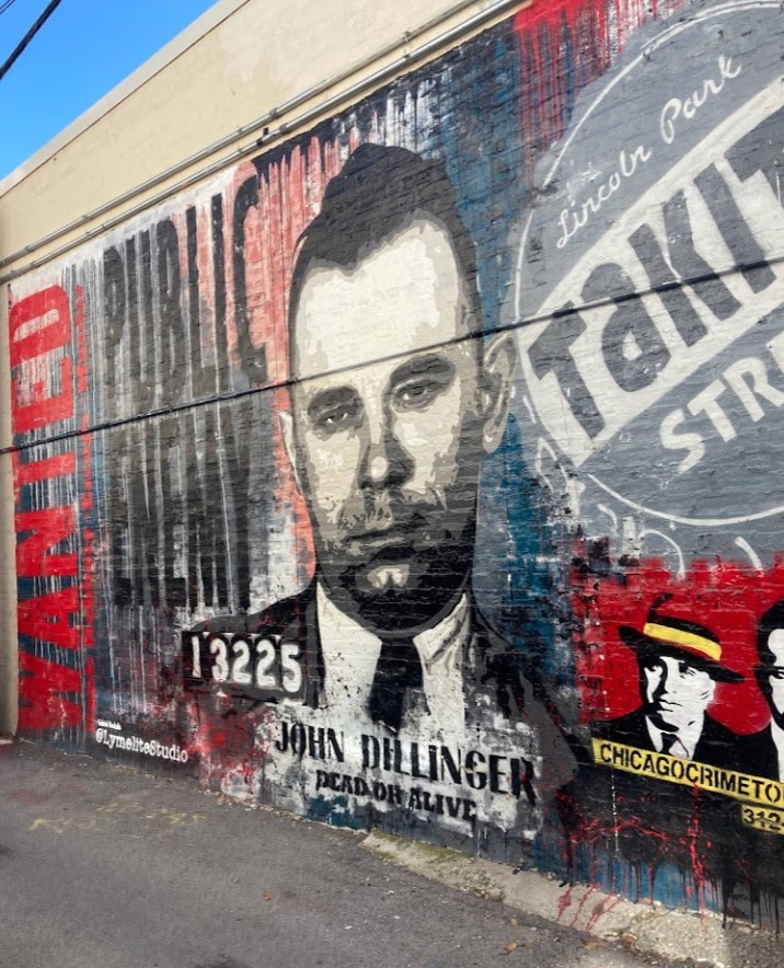 John Dillinger (1903–1934) był znanym gangsterem i przywódcą „Gangu Dillingera” w czasie Wielkiego Kryzysu. Okrzyknięty przez FBI „wrogiem publicznym numer jeden”, przez 14 miesięcy popełniał przestępstwa na Środkowym Zachodzie, co rozbudziło wyobraźnię opinii publicznej i ugruntowało jego status legendarnej postaci w historii amerykańskiej przestępczości.